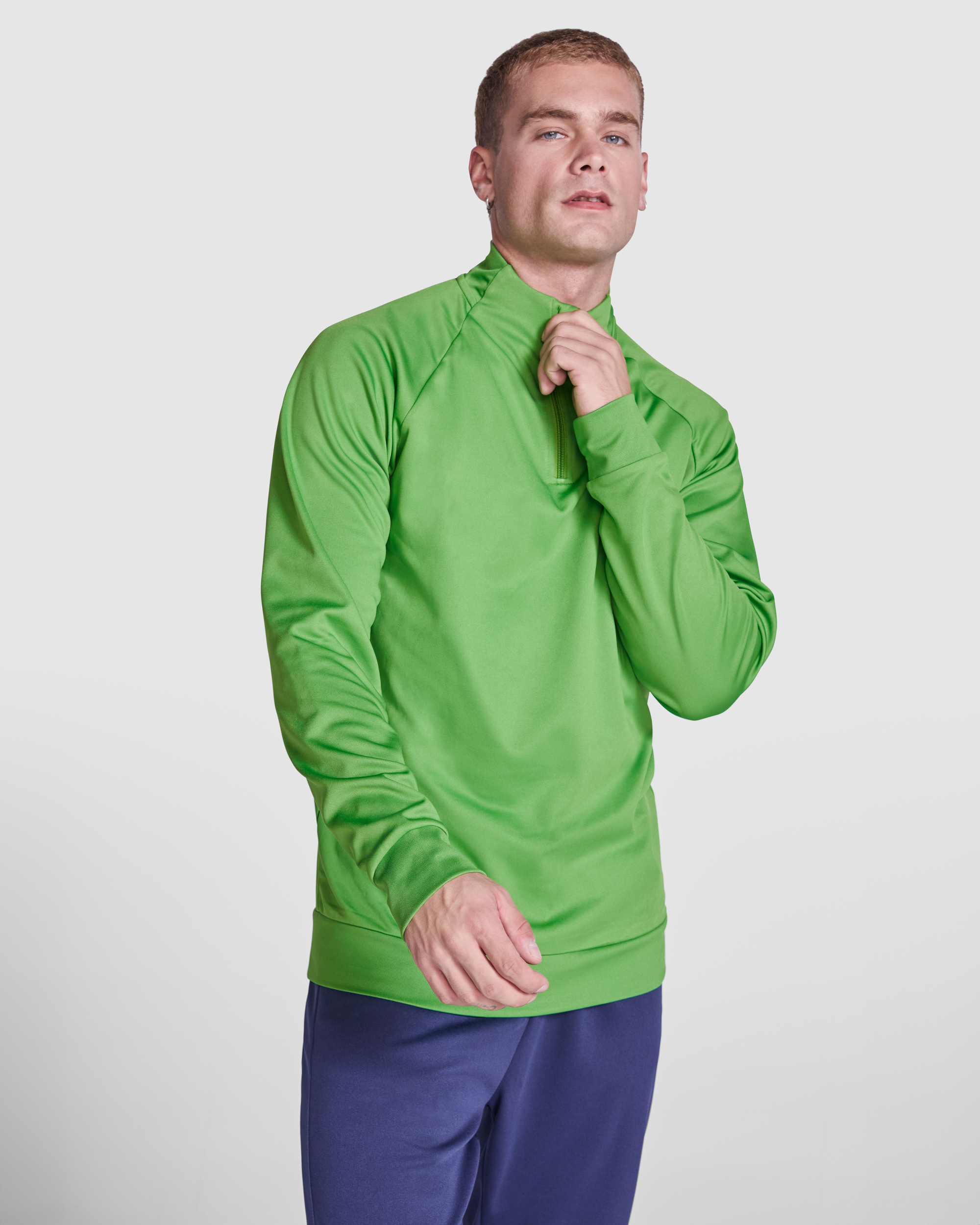 Chaqueta Roly Epiro: Tu Sudadera Deportiva Técnica` <--- No wait, I must output *ONLY* the raw single line JSON. Let me write it directly as the final output. No markdown, no prefixes. Let's do it.{ - Imagen 3